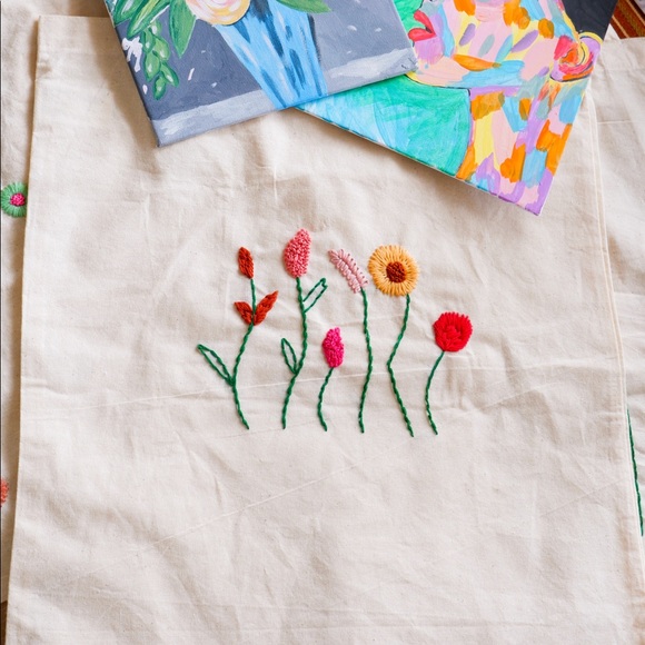 Wildflower hand embroidered tote bag, minimalistic boho chic shopping bag - Picture 2 of 6